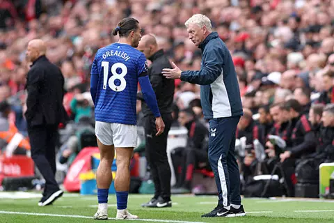 انتقد الحكم.. 3 دقائق تثير غضب مدرب إيفرتون أمام ليفربول